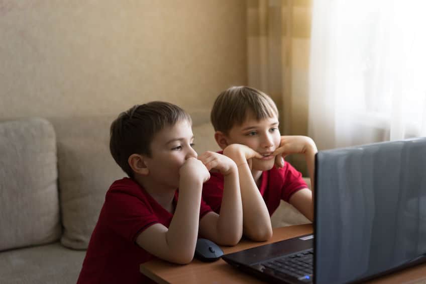 שני ילדים מול מחשב צופים בסרט אנימציה - לימודי אנימציה 